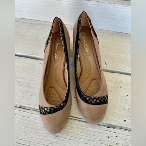 JESSICA CARLYLE, NANCY STYLE, WOMENS SHOES. TAN SUEDE WITH BLACK TRIM. SIZE 9